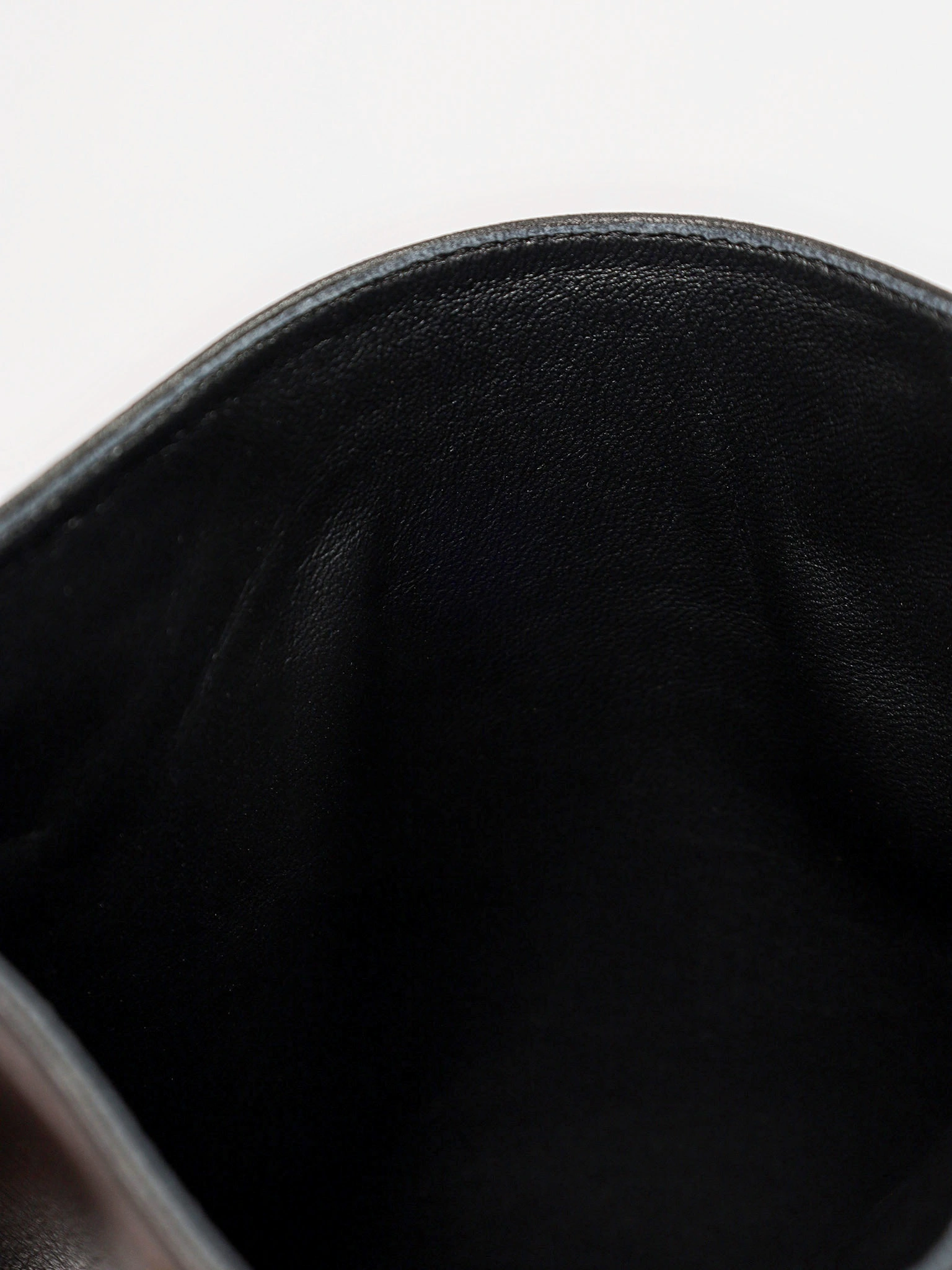 Сапоги черного цвета на среднем каблуке